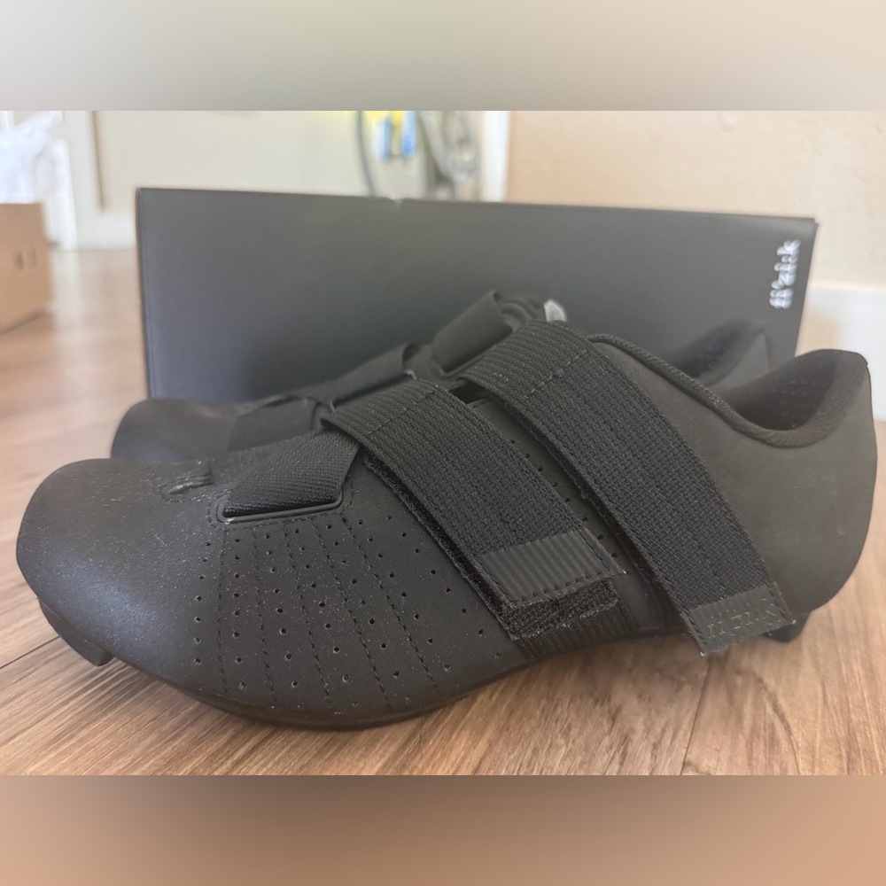 fi’zi:k- Black Cycling Shoes with Velcro Straps
Size:39 - Picture 2 of 9